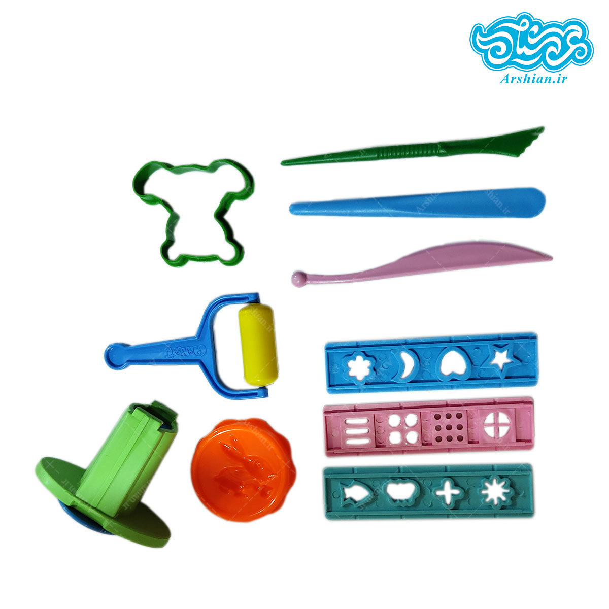 خمیر بازی سطلی ۱۰ رنگ آریا، شامل ۱۰ رنگ خمیر ۲۲ گرمی، ۳ عدد ابزار پلاستیکی، ۲ عدد قالب، ۳ عدد شابلون، وردنه کوچک، ۳ عدد شابلون، سفره، ۱ حلقه CD آموزشی خلاقیت با محصولات آریا، ۱ عدد قیف فشاری جهت فرم دهی خمیر توسط سه شابلون با ۱۲ طرح مختلف می باشد. این خمیر بازی با هدف افزایش میزان خلاقیت کودکان طراحی شده و حتی در محیط باز هم خشک نمی شود.