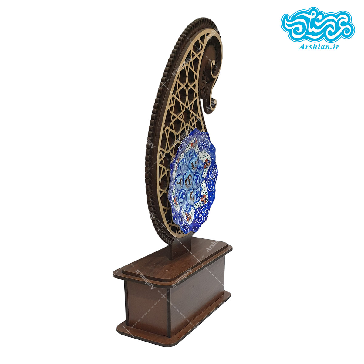 درهم آمیختن هنر های معرق کاری ومیناکاری باعث می شود تا طرحی ماندگار پدید اآید.