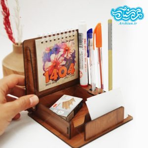 تقویم رومیزی چوبی 1404- همراه با جای خودکار و یادداشت