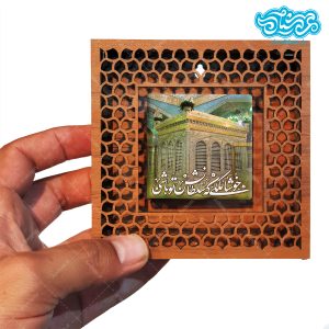 قاب کاشی دور مشبک با تصویر ضریح امام رضا علیه السلام