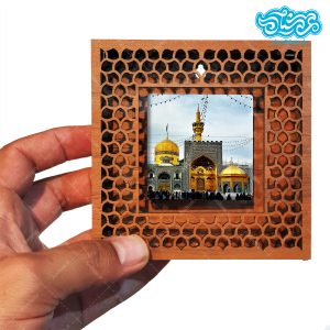 قاب کاشی دور مشبک با طرح گنبد و بارگاه امام رضا علیه السلام کد r114