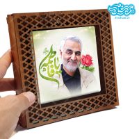 قاب کاشی دور مشبک با طرح حاج قاسم سلیمانی و ذکر یافاطمه کد f312
