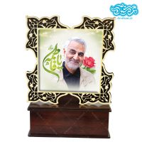 تندیس کاشی با طرح حاج قاسم سلیمانی و ذکر یافاطمه با قاب چوبی کد tf312