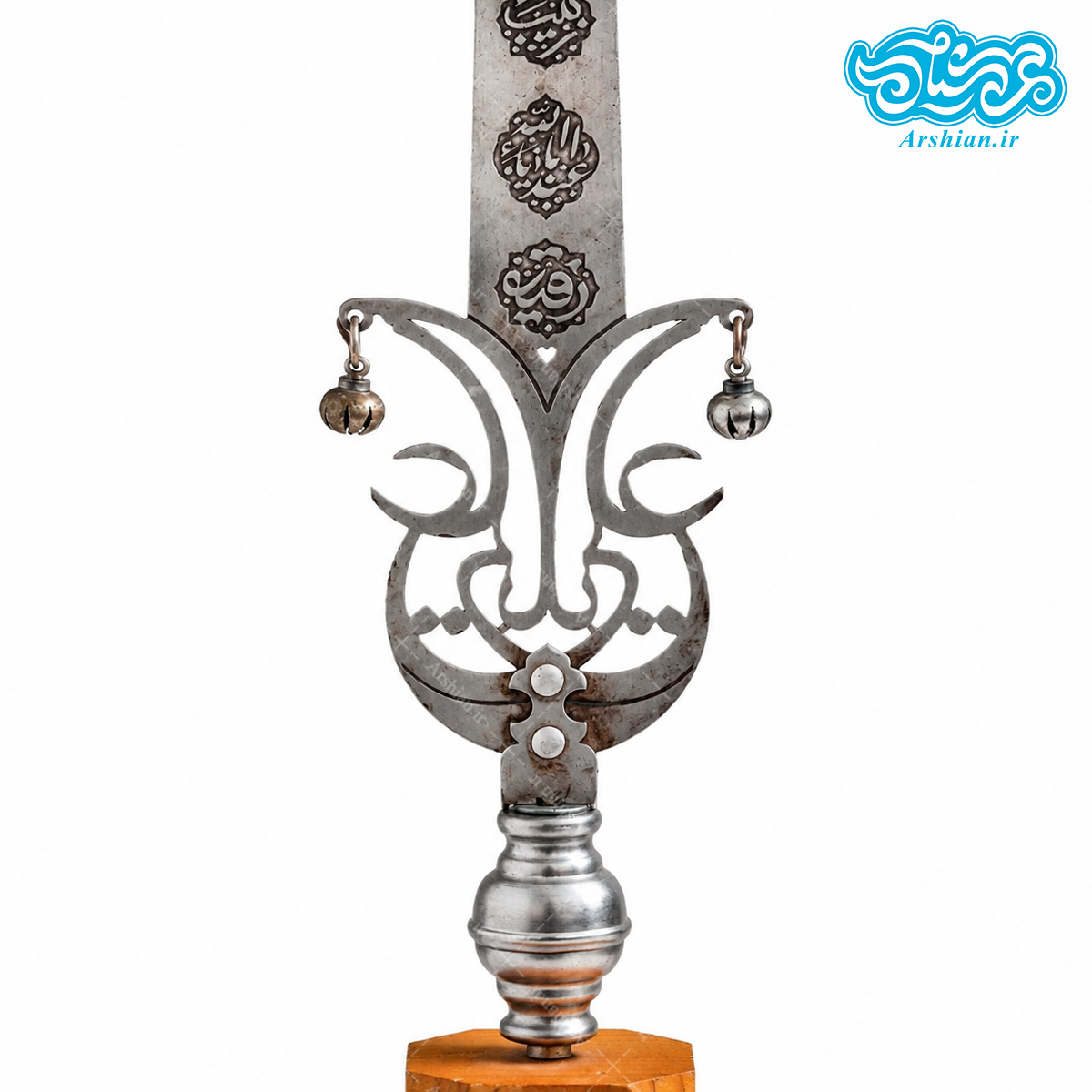 تندیس فلزی قرینه باطرح علی با پایه چوبی